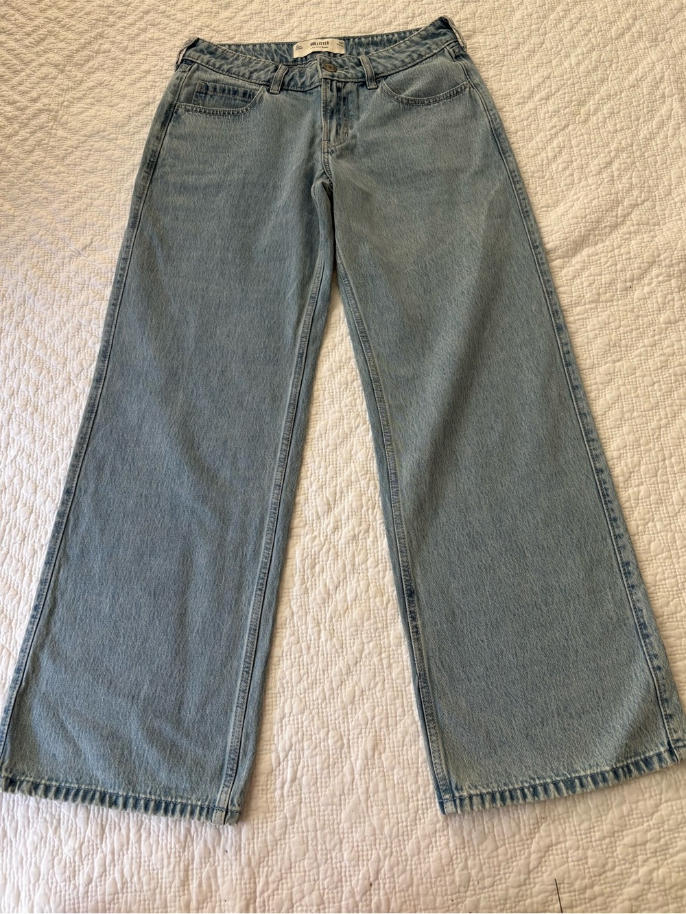 NWT Hollister Low-Rise Baggy Jeans. Light Blue Wash size 4R (27W)